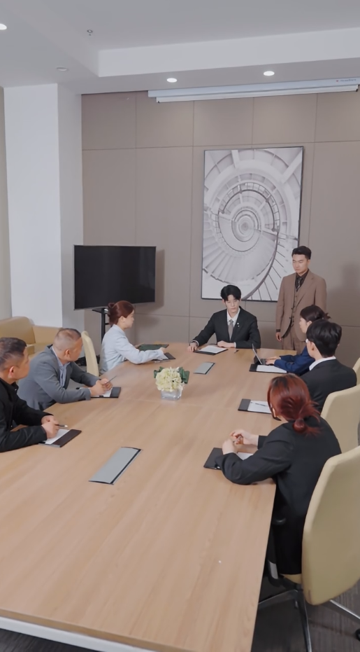 离婚后,哥哥们送我十个男模(2024)海报